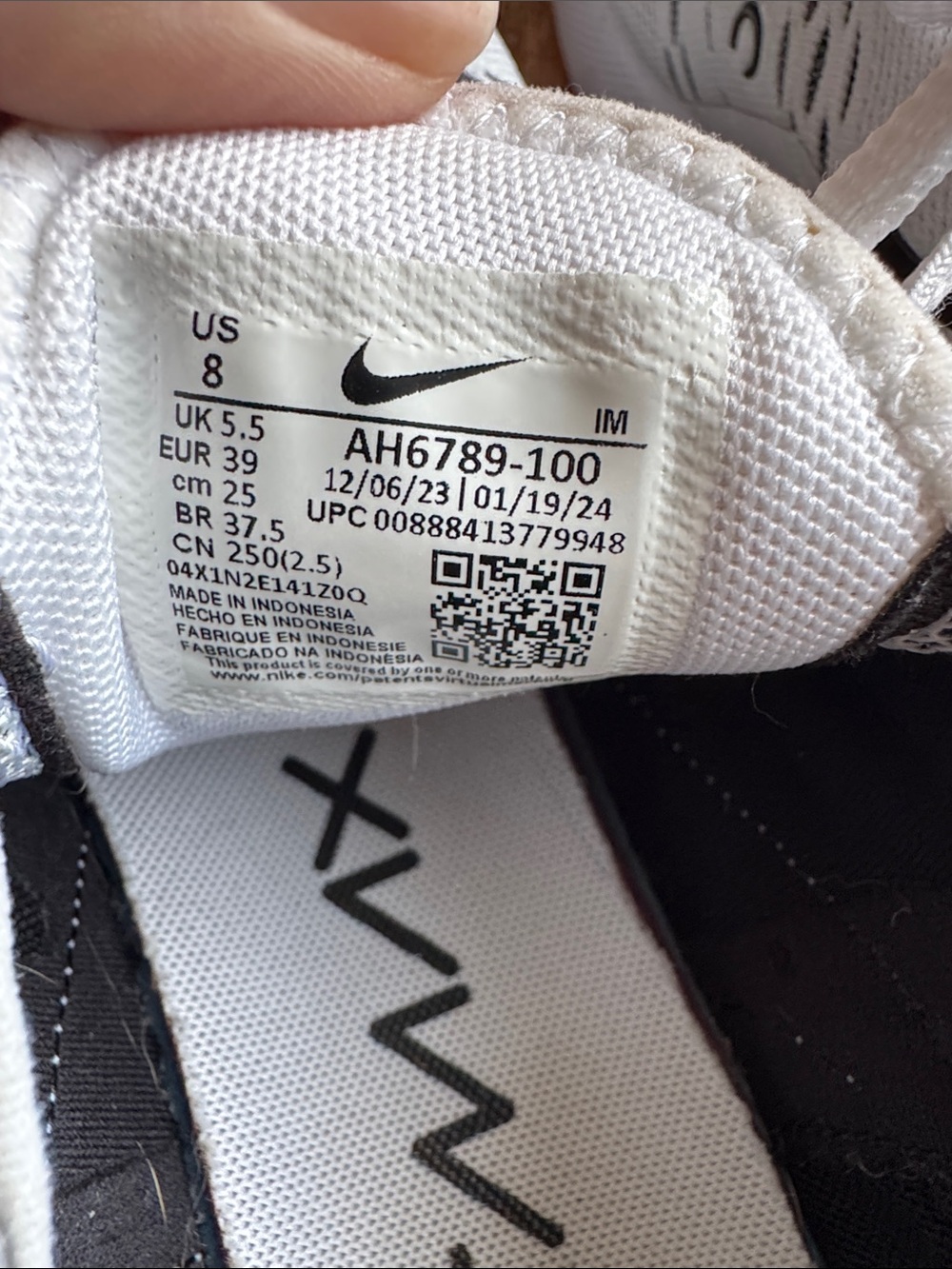 Nike womens White and Black Air Max 270 Style Sneakers worn once! - Picture 6 of 6
